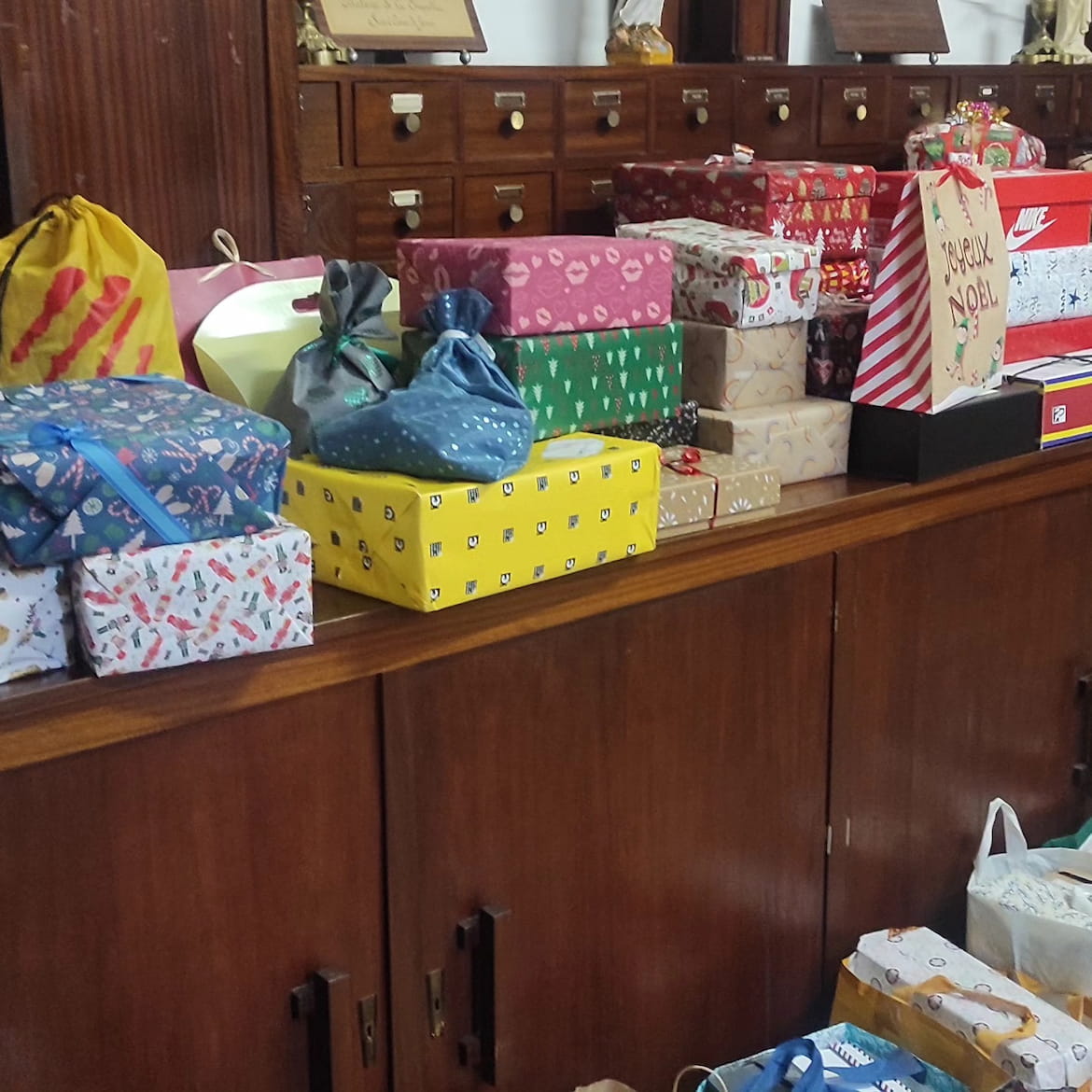 Préparation de cadeaux pour Noël