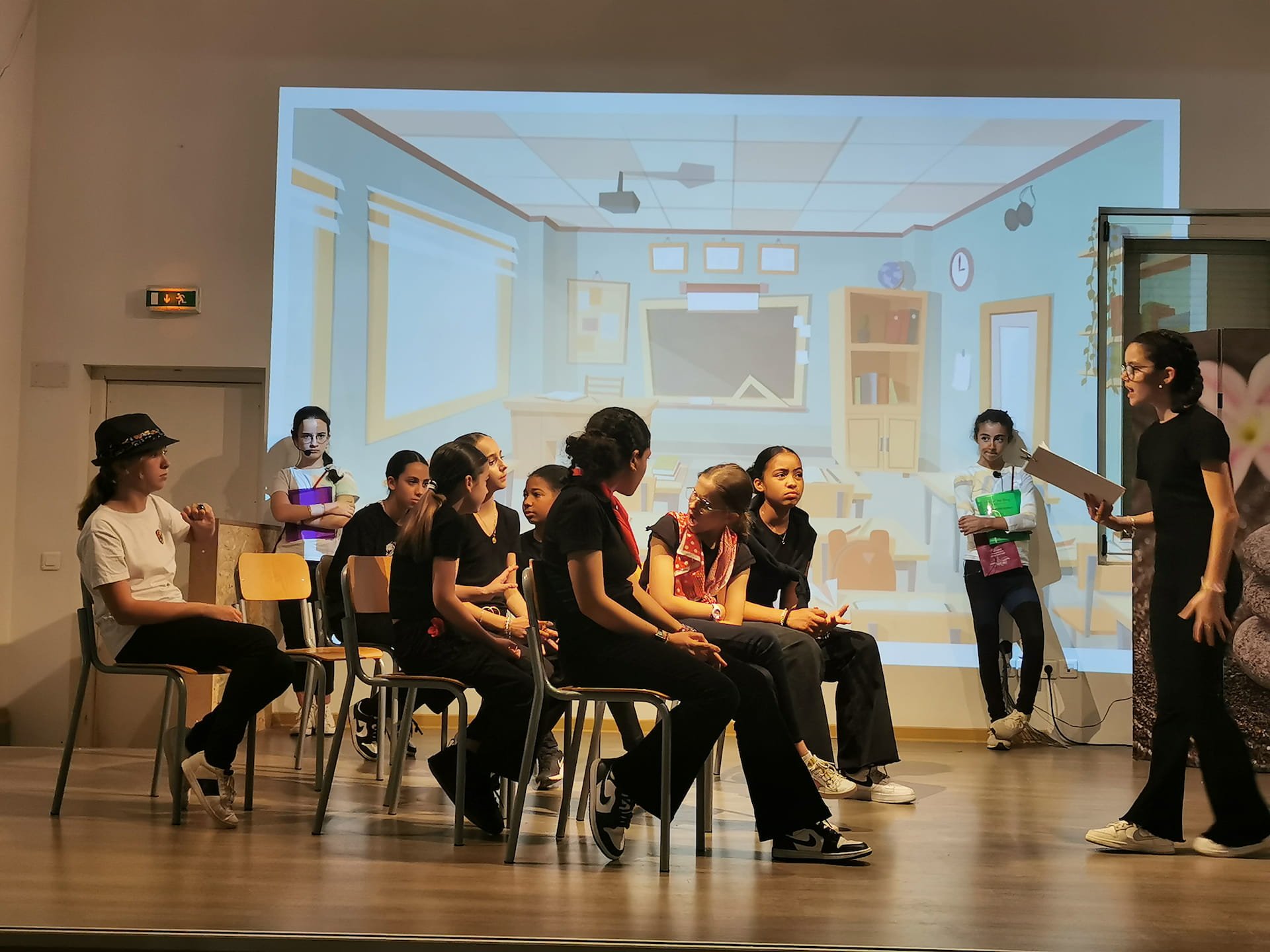 Enfants faisant la course dans une cour d'école