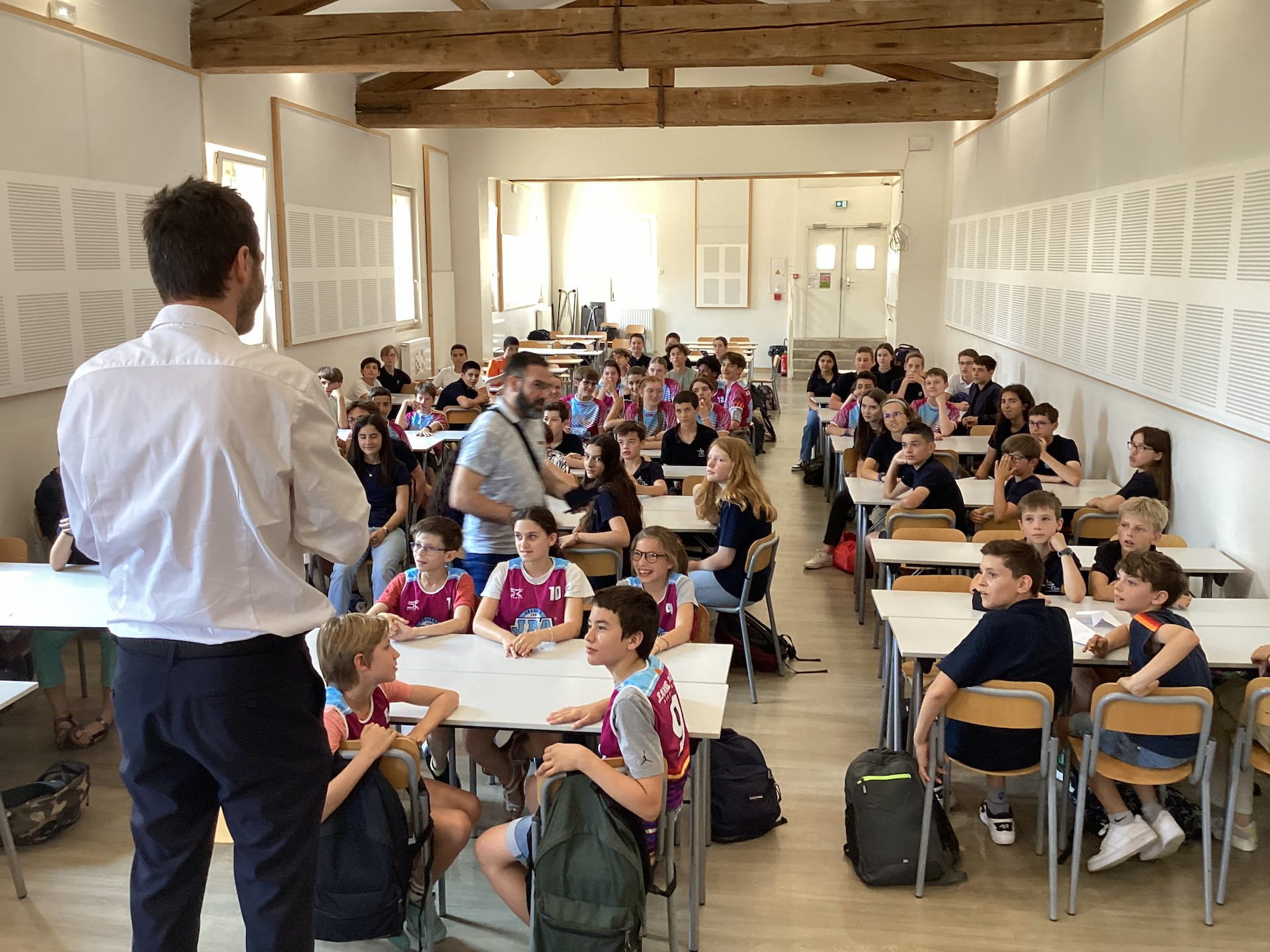 Collégiens à l'échauffement avant un match de rugby